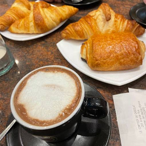 chocolat chaud maison et viennoiseries