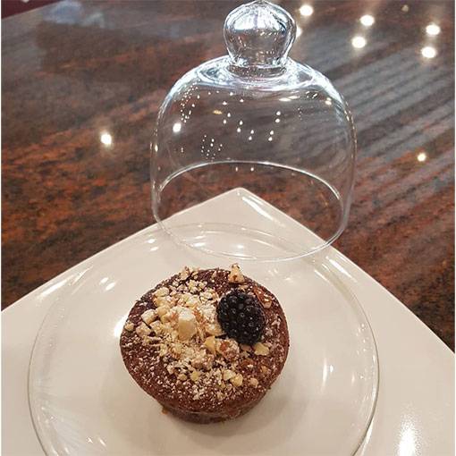 pâtisserie à la mûre sous cloche